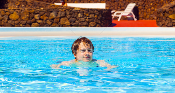 可愛 英俊 十幾歲的男孩 水池 水 微笑 商業照片 © meinzahn