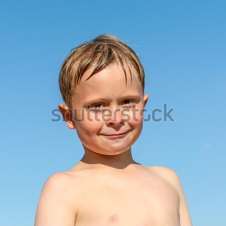 Przystojny uśmiechnięty chłopca pływanie plaży portret Zdjęcia stock © meinzahn