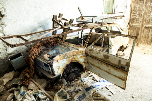 Starych zgniły samochodu opuszczony fabryki wody Zdjęcia stock © meinzahn