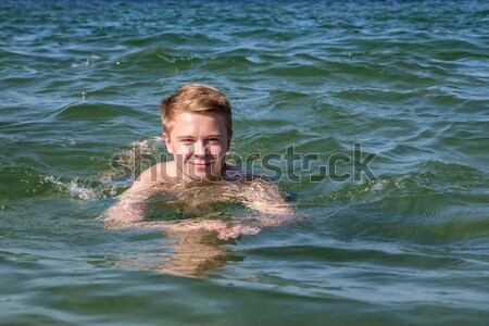 肖像 男子 游泳的 水晶 海洋 海灘 商業照片 © meinzahn