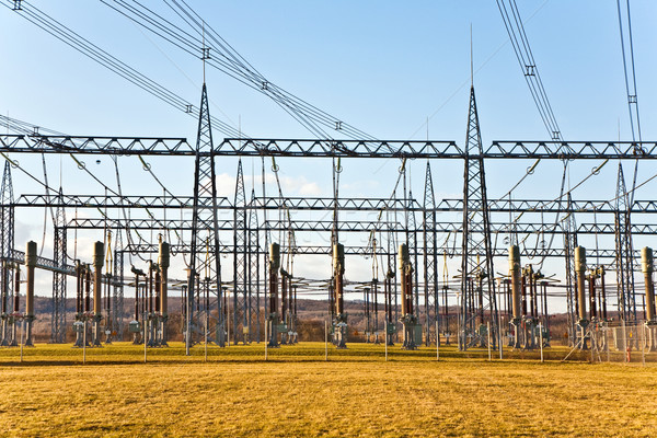 Electricitate statie putere cer construcţie Imagine de stoc © meinzahn