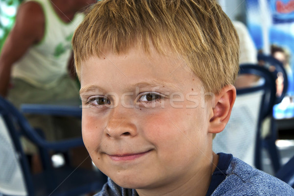 Uśmiechnięty cute chłopca brązowe oczy piękna kontakt Zdjęcia stock © meinzahn
