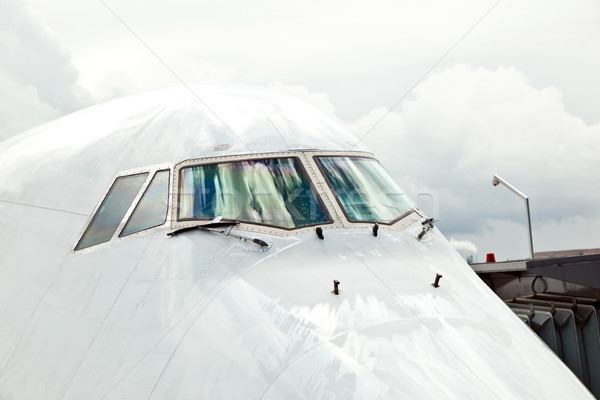 Pormenor aeronave nariz cabine do piloto janela céu Foto stock © meinzahn