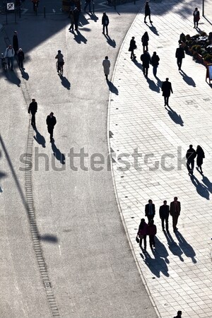 Mensen lopen voetganger vogels naar Stockfoto © meinzahn