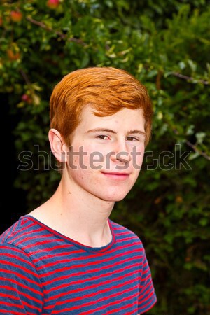 十幾歲的男孩 墨鏡 快樂 草地 涼爽 面對 商業照片 © meinzahn