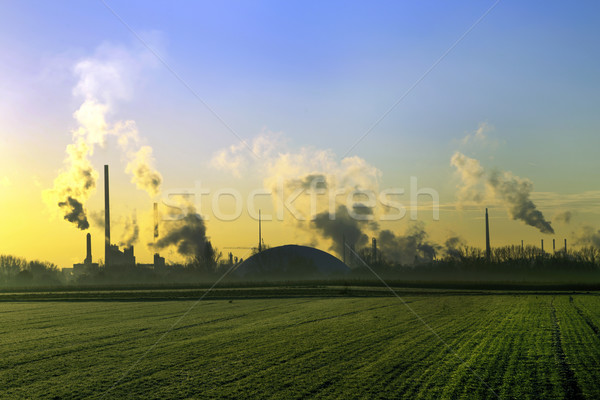 Industrie peisaj răsărit fumat fabrică siluetă Imagine de stoc © meinzahn