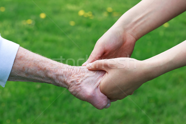 Senior mulheres jovens de mãos dadas fora mãos amor Foto stock © Melpomene
