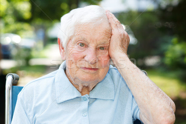 Stockfoto: Gelukkig · senior · dame · rolstoel · glimlachend · buiten