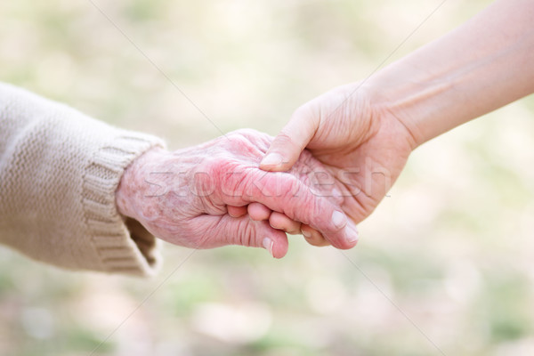Senior jonge vrouwen holding handen dame vrouw hand Stockfoto © Melpomene