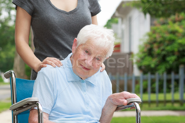 Foto stock: Feliz · altos · dama · silla · de · ruedas · cuidador · mujer