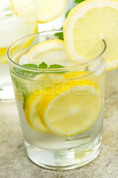 Fresche limonata vetro limone fette foglia Foto d'archivio © Melpomene