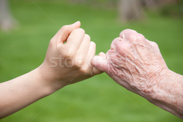 Senior giovani mani promettere cross donna Foto d'archivio © Melpomene