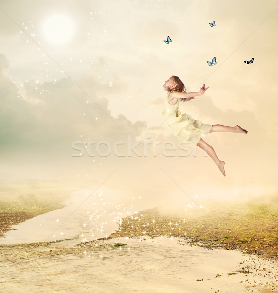 Fetita care zboară amurg fată Imagine de stoc © Melpomene