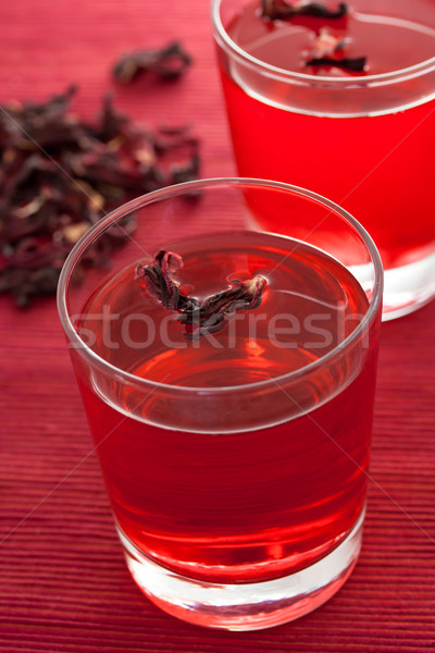Hibiscus ceai din plante sticlă ceaşcă floare medicină Imagine de stoc © Melpomene