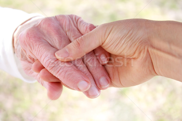 Jungen halten Senior Hand außerhalb Familie Stock foto © Melpomene