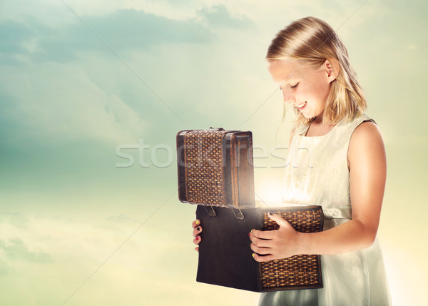 Imagine de stoc: Fată · deschidere · comoară · cutie · fericit