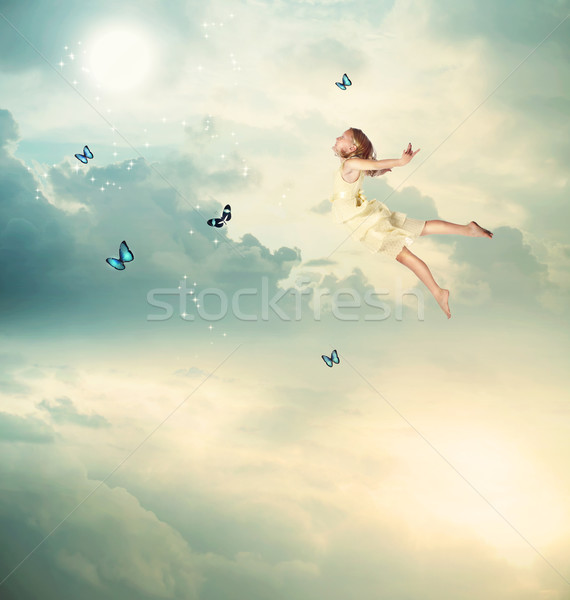 Fetita care zboară amurg fată Imagine de stoc © Melpomene