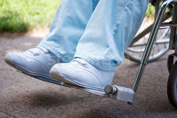 Nogi stóp kobieta posiedzenia wózek na zewnątrz Zdjęcia stock © Melpomene