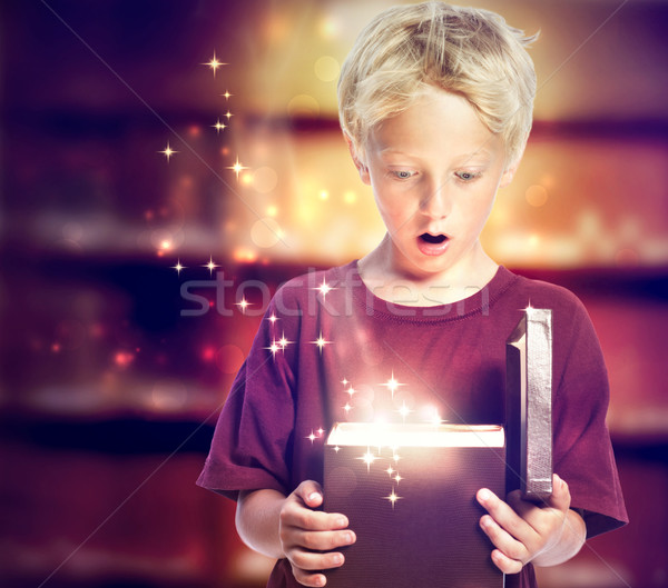 Vidám fiú nyitás ajándék doboz boldog fiatal szőke Stock fotó © Melpomene