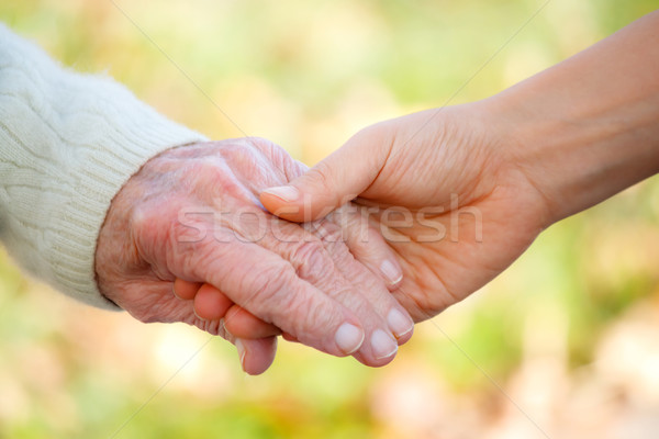 Senior tineri țin de mâini exterior mâini mână Imagine de stoc © Melpomene