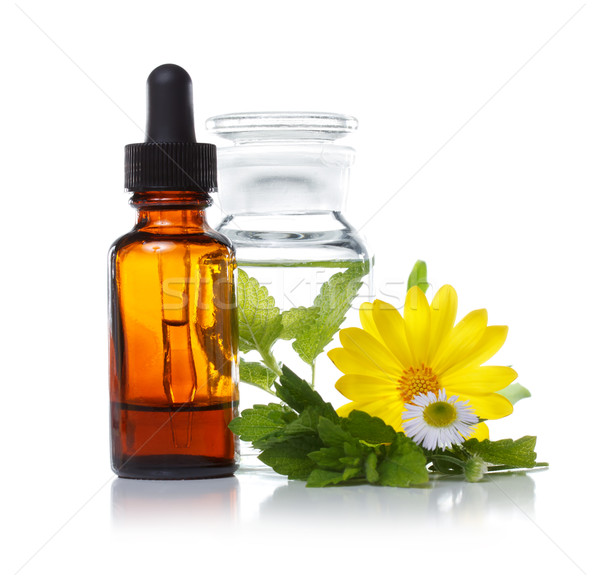 Imagine de stoc: Aromaterapie · pipeta · sticlă · ierburi · flori