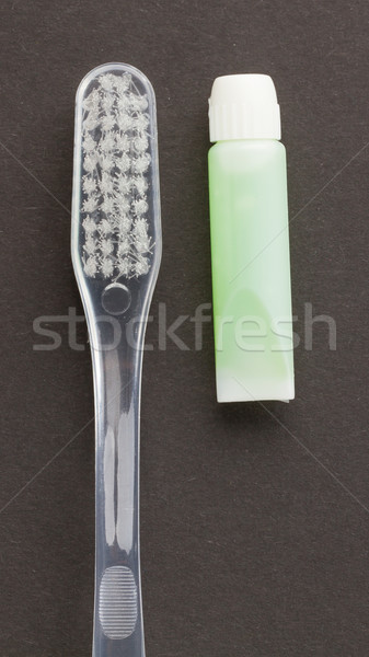 牙刷 綠色 牙膏 孤立 灰色 背景 商業照片 © michaklootwijk