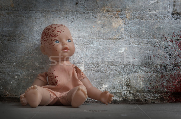 Kindesmissbrauch bloody Puppe Jahrgang Mädchen Kind Stock foto © michaklootwijk