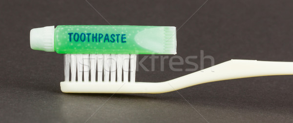 Brosse à dents vert dentifrice isolé gris fond [[stock_photo]] © michaklootwijk