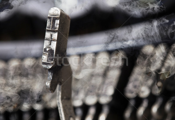 Młotek starych maszyny do pisania tajemnicy dymu Zdjęcia stock © michaklootwijk
