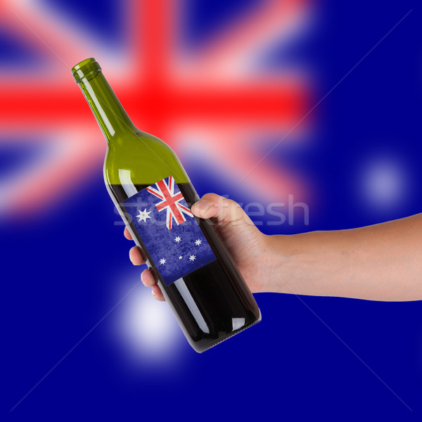 Kéz tart üveg vörösbor címke Ausztrália Stock fotó © michaklootwijk