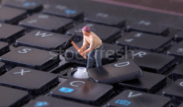 Miniatűr munkás dolgozik billentyűzet számítógép billentyűzet számítógép Stock fotó © michaklootwijk