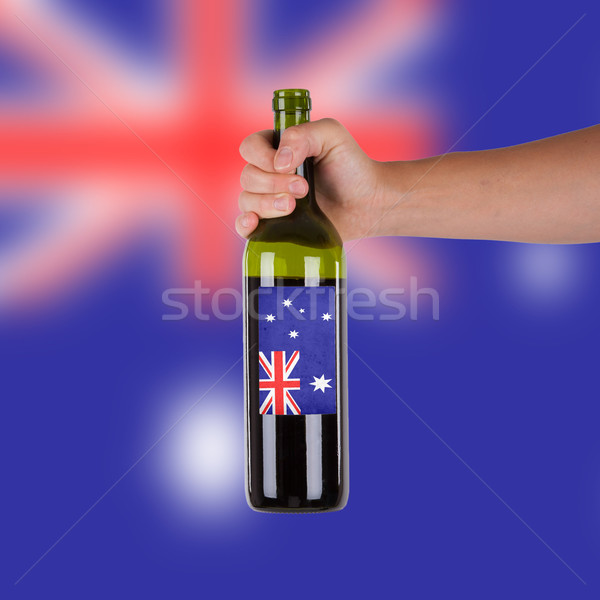 Mano botella vino tinto etiqueta Australia Foto stock © michaklootwijk