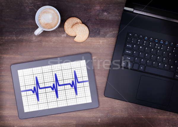 Electrocardiograma comprimat asistenţă medicală emotie monitoriza medical Imagine de stoc © michaklootwijk
