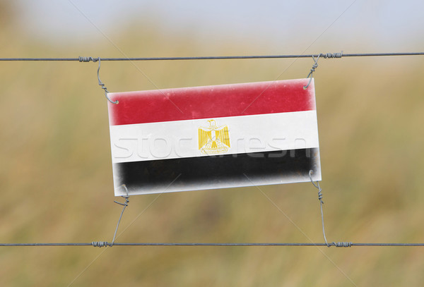 Confine recinzione vecchio plastica segno bandiera Foto d'archivio © michaklootwijk