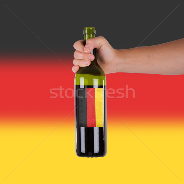 Mano bottiglia vino rosso etichetta Germania Foto d'archivio © michaklootwijk