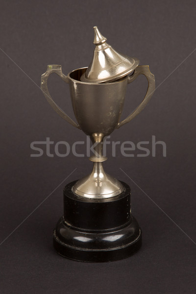 Vechi trofeu ceaşcă izolat negru succes Imagine de stoc © michaklootwijk