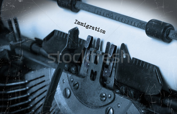 Vechi maşină de scris hârtie focus selectiv imigratie Imagine de stoc © michaklootwijk