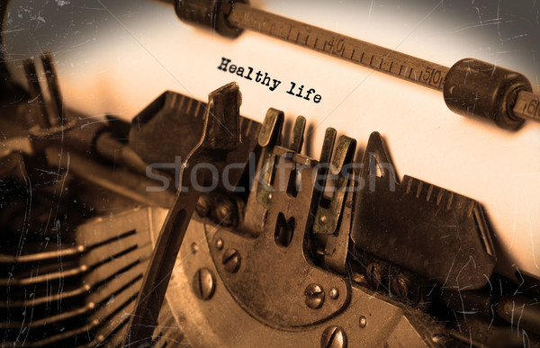 Velho máquina de escrever papel foco vida saudável Foto stock © michaklootwijk