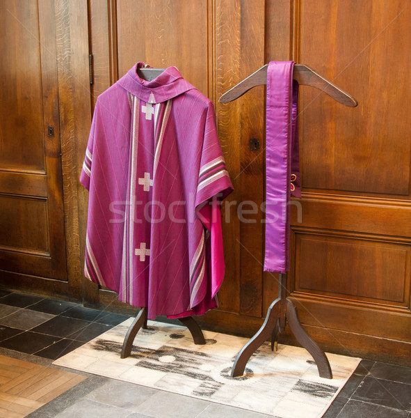 îmbrăcăminte catolic vechi violet fundal mers Imagine de stoc © michaklootwijk