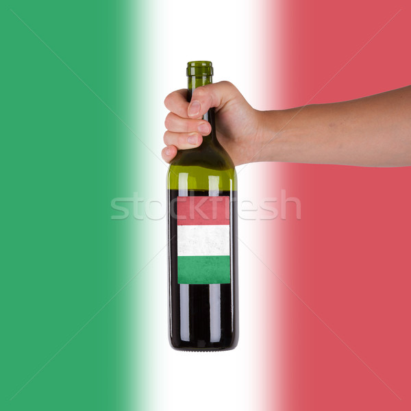 Main bouteille vin rouge étiquette Italie [[stock_photo]] © michaklootwijk