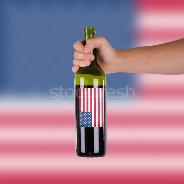 Mão garrafa vinho tinto etiqueta Estados Unidos Foto stock © michaklootwijk