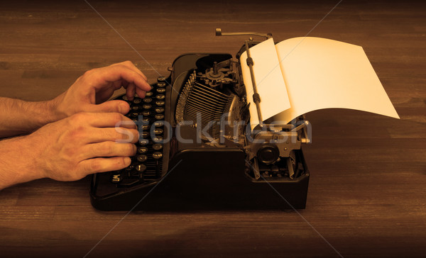 Scriitor reporter in spatele maşină de scris afaceri birou Imagine de stoc © michaklootwijk