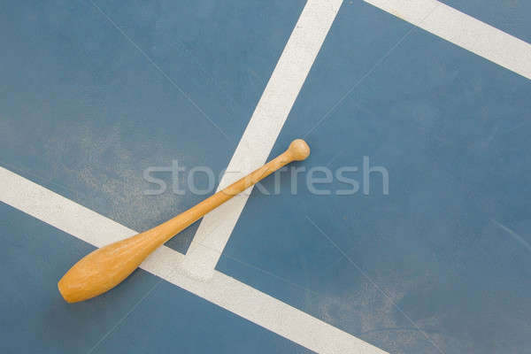 Pinul tribunal albastru teren de baschet sportiv Imagine de stoc © michaklootwijk