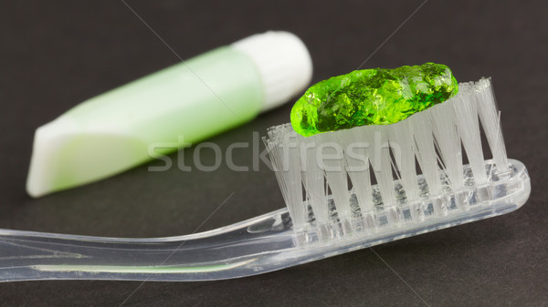 Cepillo de dientes verde pasta dentífrica aislado gris fondo Foto stock © michaklootwijk