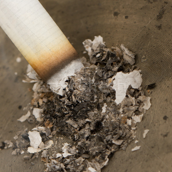 égő cigaretta öreg konzervdoboz hamutartó izolált Stock fotó © michaklootwijk