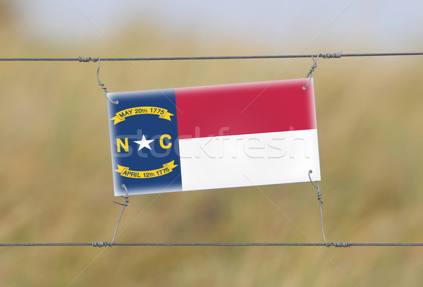 邊境 籬笆 老 塑料 簽署 旗 商業照片 © michaklootwijk