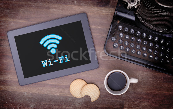 Comprimido wi-fi conexão secretária computador Foto stock © michaklootwijk