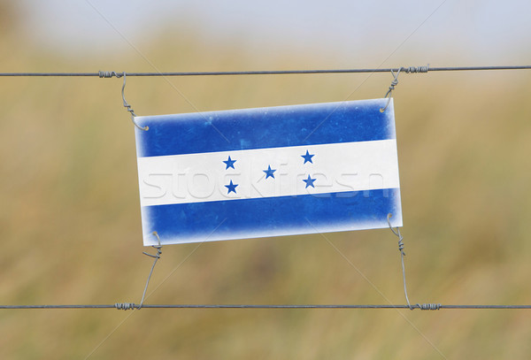 Sınır çit eski plastik imzalamak bayrak Stok fotoğraf © michaklootwijk