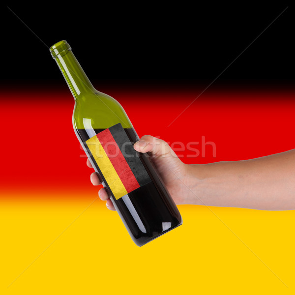 Mano bottiglia vino rosso etichetta Germania Foto d'archivio © michaklootwijk