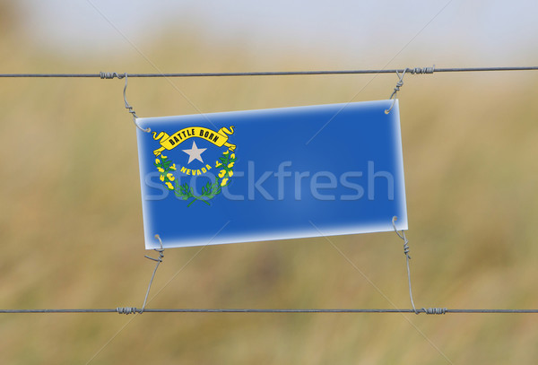 Grenze Zaun alten Kunststoff Zeichen Flagge Stock foto © michaklootwijk